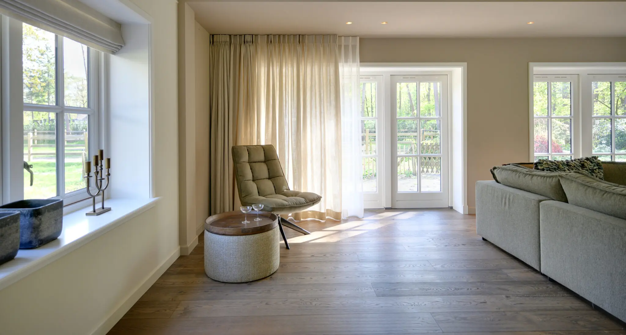 Sàn gỗ công nghiệp NOËL Parquet lát kiểu ô vuông nghệ thuật, tạo không gian ấm cúng bên lò sưởi