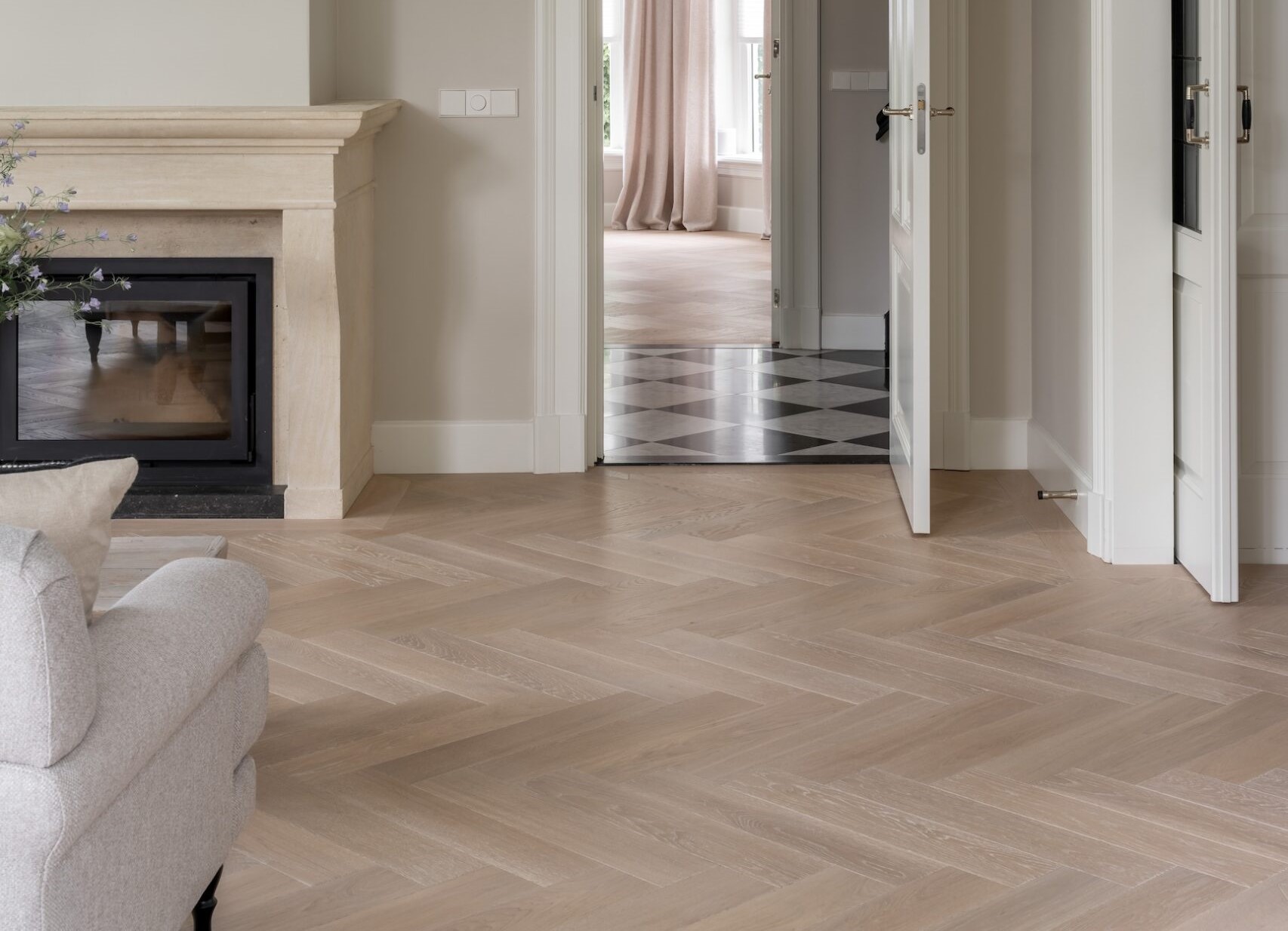 Không gian phòng khách Bắc Âu hiện đại dùng sàn gỗ công nghiệp NOËL Parquet bản lớn, màu sắc nguyên bản, chống ẩm vượt trội