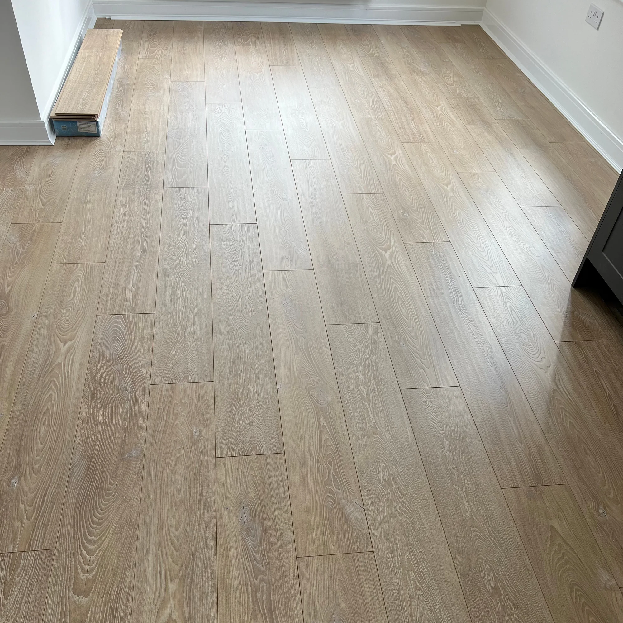 hệ lát sàn thẳng kết hợp ánh sáng và nội thất trung tính