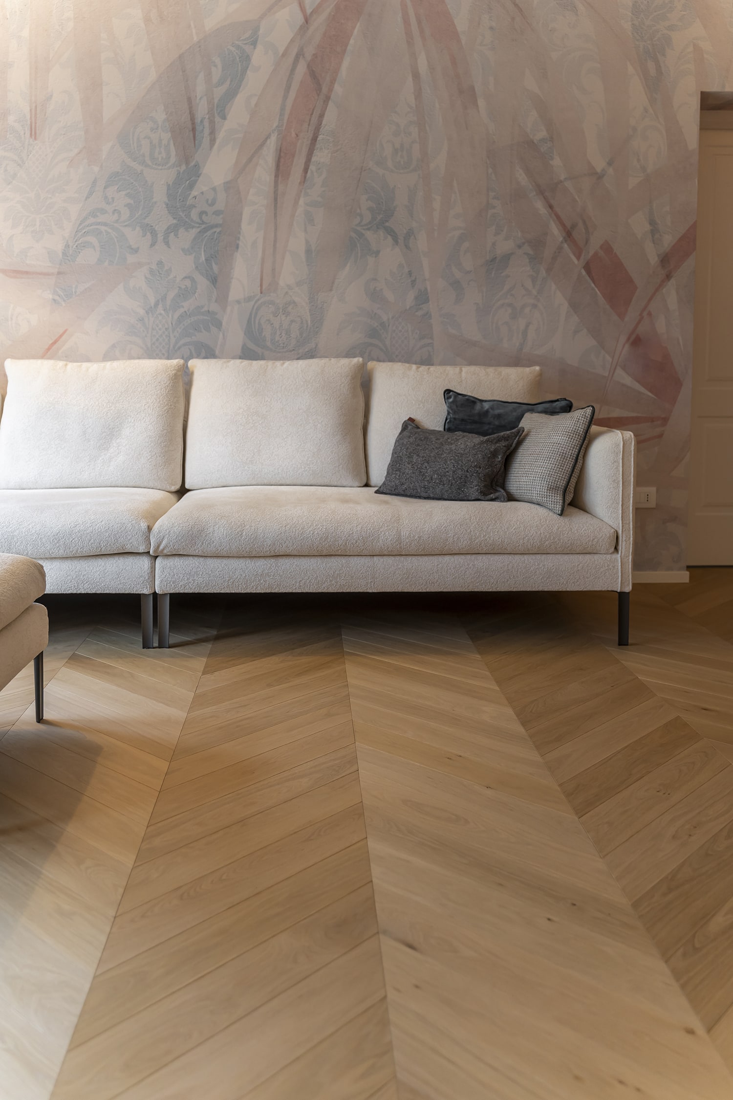 Không gian phòng khách với sàn gỗ tự nhiên Chevron