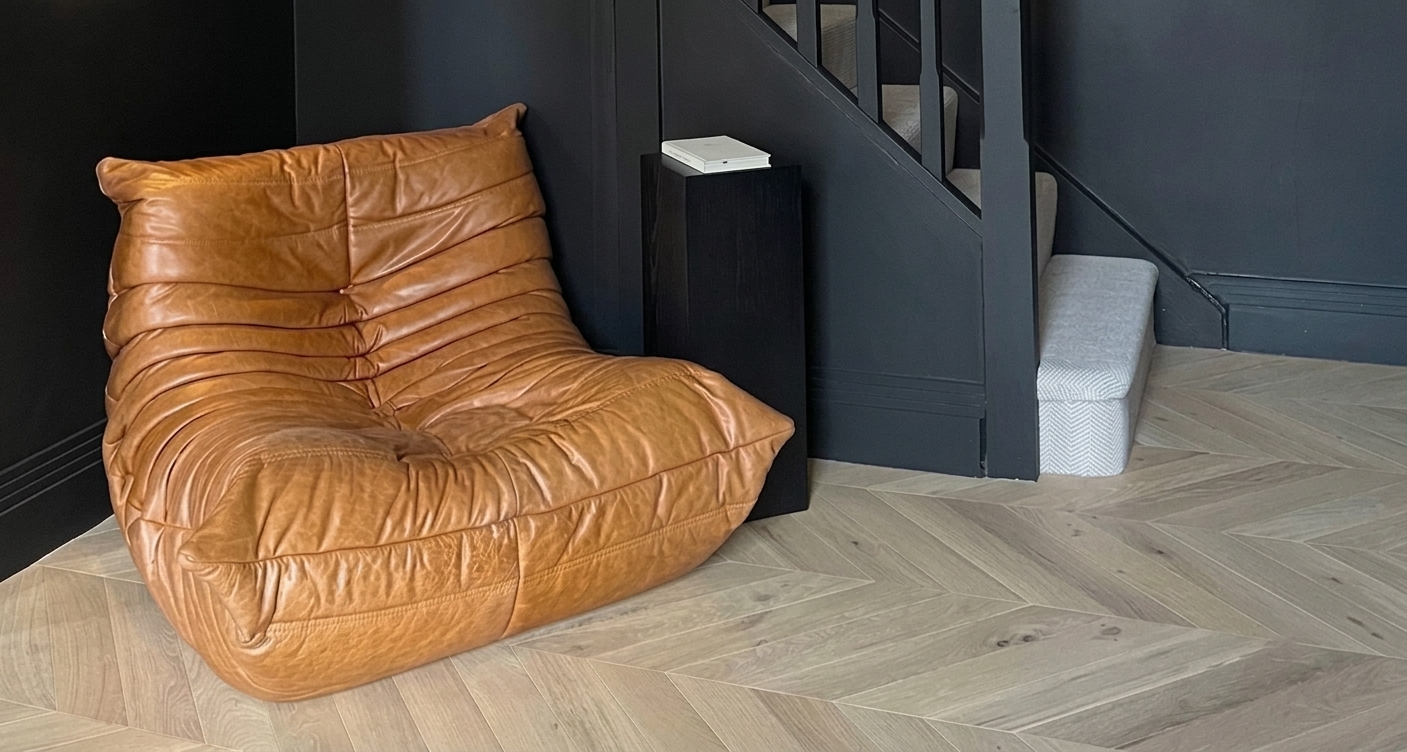 Căn hộ đương đại với sàn gỗ tự nhiên lát Chevron