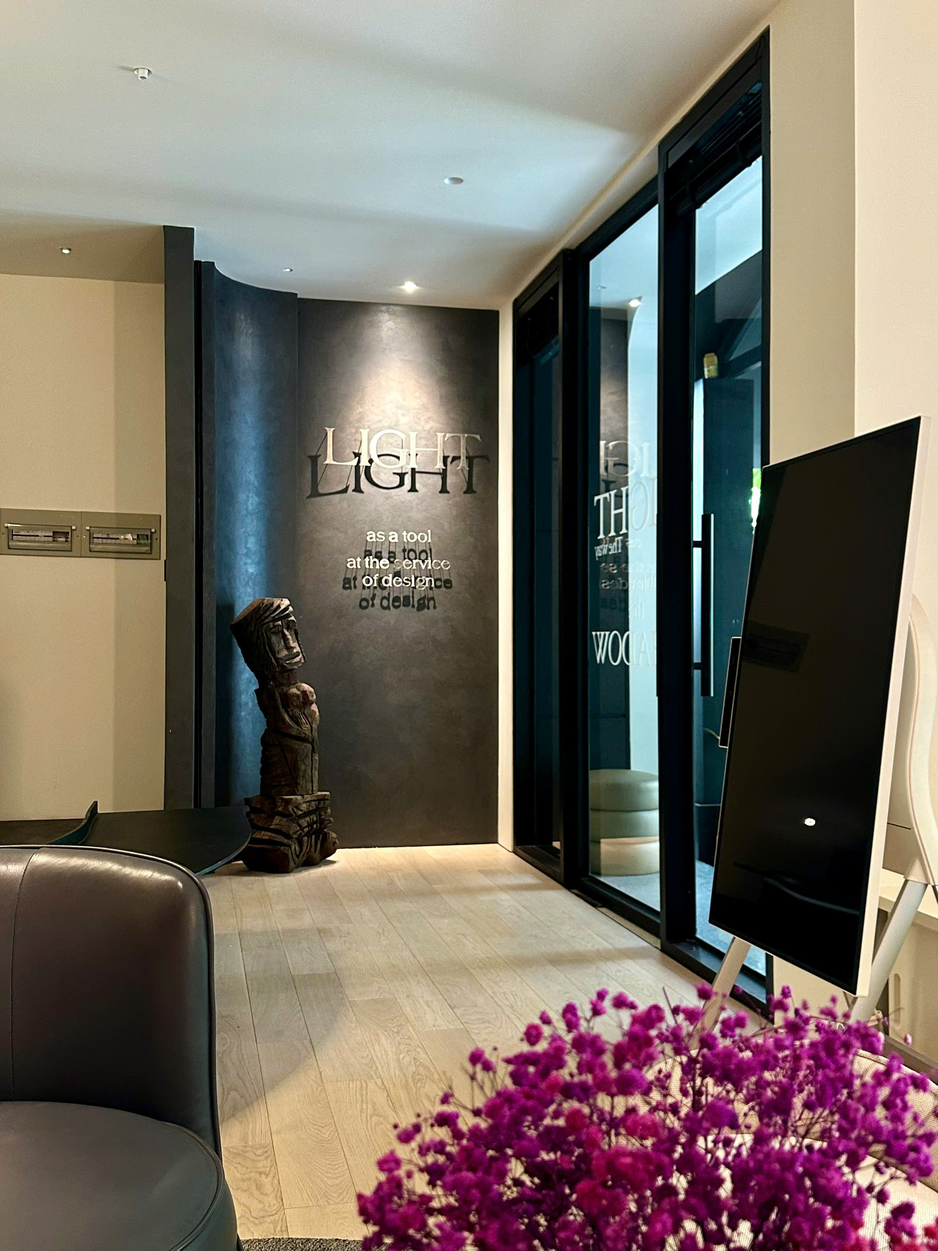 Thi công  sàn gỗ lắp thẳng tại Showroom ADES